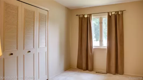 Bedroom - 8555 Gallant Fox Trl, Flushing, MI 48433 photo 2 of 4