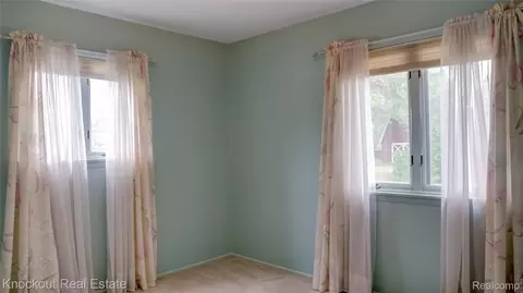 Bedroom - 8555 Gallant Fox Trl, Flushing, MI 48433 photo 4 of 4