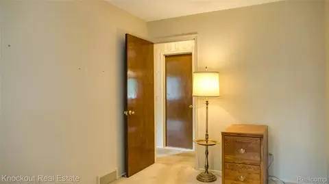 Bedroom - 8555 Gallant Fox Trl, Flushing, MI 48433 photo 3 of 4