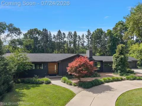 5553 Commerce Rd, West Bloomfield, MI 48324