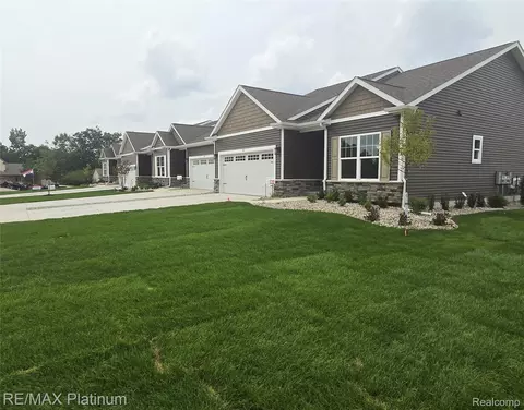 850 Oakwood Cir #41, Fenton, MI 48430