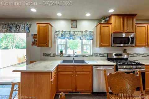 Kitchen - 37460 Tyler Rd, Romulus, MI 48174 photo 6 of 8