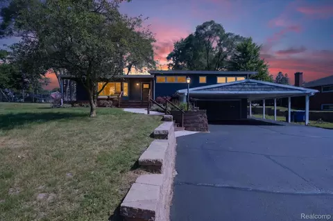 1434 Petts Rd, Fenton, MI 48430
