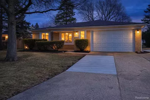 39284 Sunderland Dr, Clinton Township, MI 48038