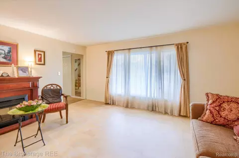 Living - 1401 Eldorado Dr, Flint, MI 48504 photo 3 of 4