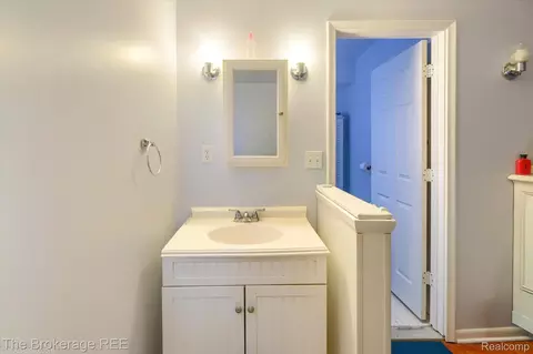 Bath - 1401 Eldorado Dr, Flint, MI 48504 photo 2 of 5