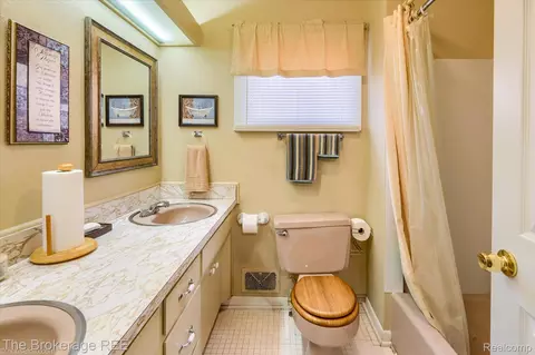 Bath - 1401 Eldorado Dr, Flint, MI 48504 photo 5 of 5
