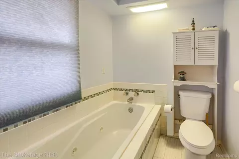 Bath - 1401 Eldorado Dr, Flint, MI 48504 photo 3 of 5