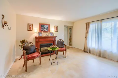 Living - 1401 Eldorado Dr, Flint, MI 48504 photo 2 of 4