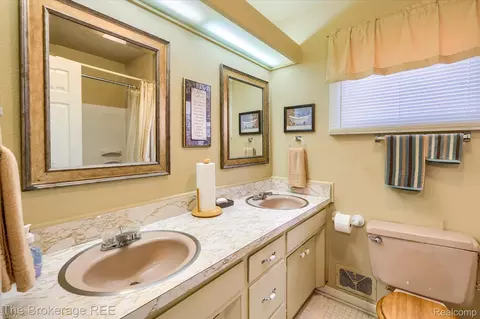 Bath - 1401 Eldorado Dr, Flint, MI 48504 photo 4 of 5