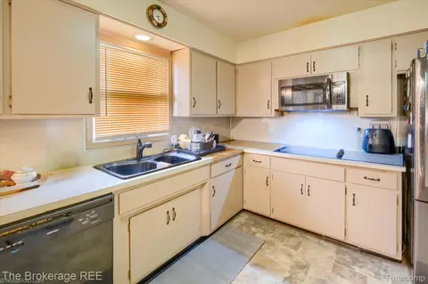 Kitchen - 1401 Eldorado Dr, Flint, MI 48504 photo 2 of 3