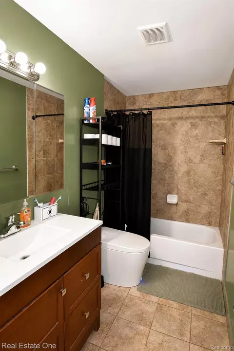 Bath - 15404 Colbert St, Romulus, MI 48174 photo 1 of 2