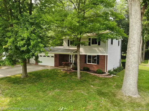 4428 Fenmore Ave, Waterford, MI 48328