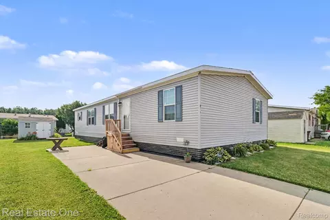 8516 Michael Dr, Newport, MI 48166