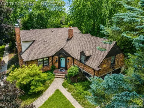 27375 Bloomfield Dr, Lathrup Village, MI 48076