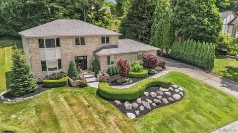 821 Box Canyon Ct, Rochester Hills, MI 48309