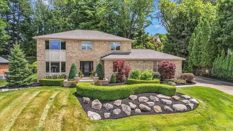 821 Box Canyon Ct, Rochester Hills, MI 48309
