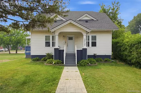 32127 Utica Rd, Fraser, MI 48026