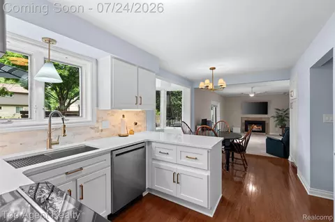 Kitchen - 5963 Cliffside Dr, Troy, MI 48085 photo 4 of 5