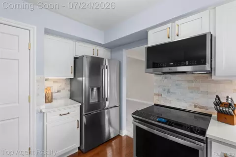 Kitchen - 5963 Cliffside Dr, Troy, MI 48085 photo 3 of 5