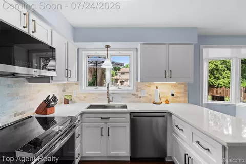 Kitchen - 5963 Cliffside Dr, Troy, MI 48085 photo 2 of 5