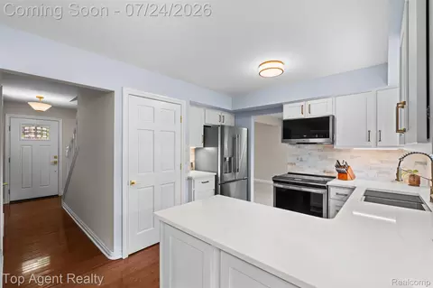 Entry Way - 5963 Cliffside Dr, Troy, MI 48085 photo 1 of 3