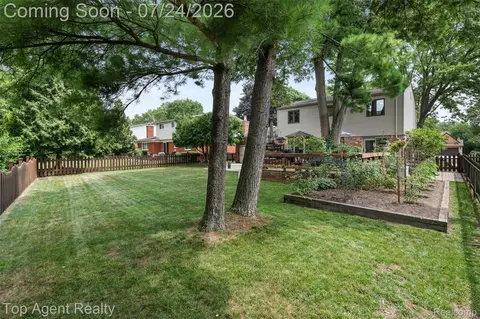 Exterior - 5963 Cliffside Dr, Troy, MI 48085 photo 10 of 13