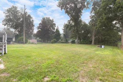 Exterior - 37483 Barth St, Romulus, MI 48174 photo 3 of 4