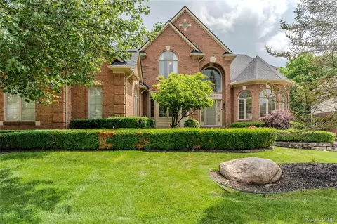 819 Majestic Dr, Rochester Hills, MI 48306