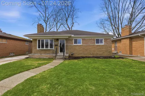 19906 Mauer St, Saint Clair Shores, MI 48080