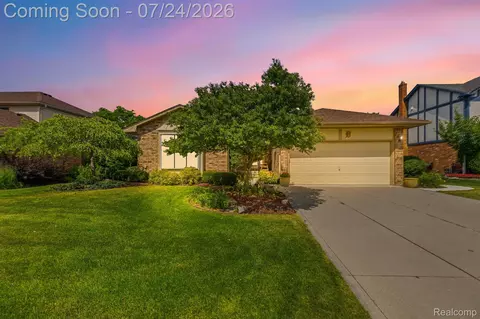 39202 Lorien Dr, Sterling Heights, MI 48313