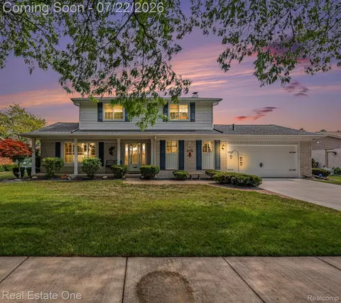 1524 3 Lakes Dr, Troy, MI 48085