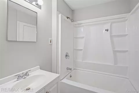 Bath - 2046 Lambden Rd, Flint, MI 48532 photo 1 of 1