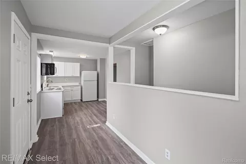 Entry Way - 2046 Lambden Rd, Flint, MI 48532 photo 2 of 3