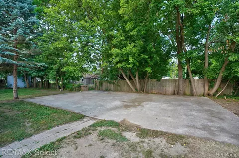 Exterior - 2046 Lambden Rd, Flint, MI 48532 photo 2 of 2