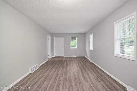 Living - 2046 Lambden Rd, Flint, MI 48532 photo 1 of 3