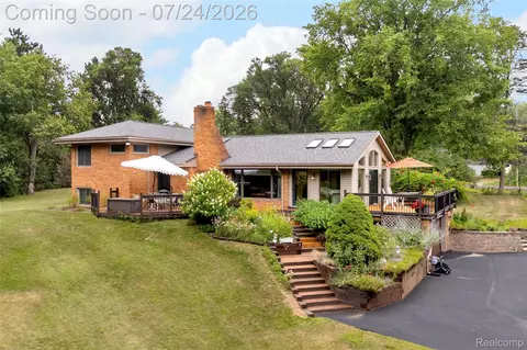 304 Oaklane Dr, Rochester Hills, MI 48306
