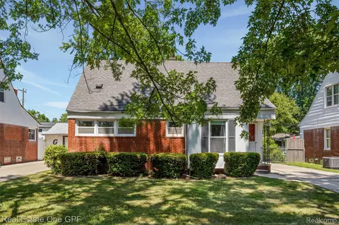 19943 Lancaster St, Harper Woods, MI 48225