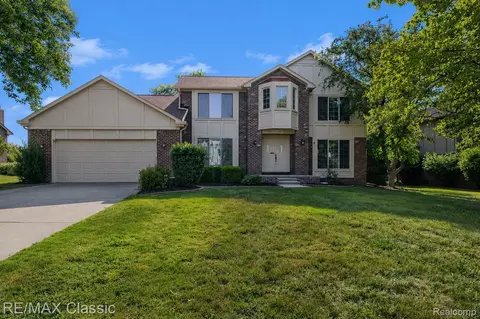 25522 Surrey Ln, Farmington Hills, MI 48335