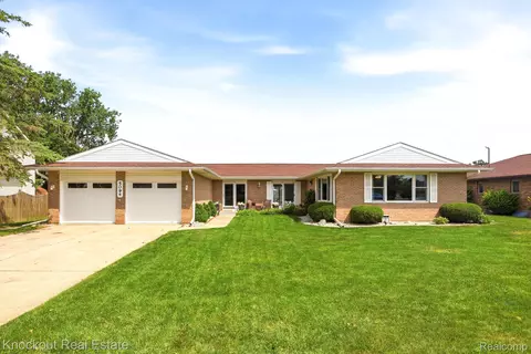 5094 Dustine Dr N, Saginaw, MI 48603