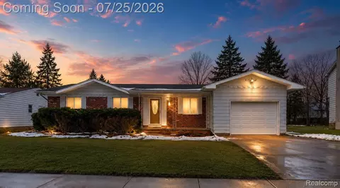 1933 Tamarisk Dr, East Lansing, MI 48823