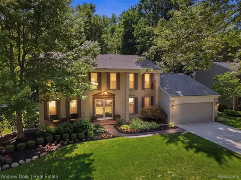 21649 Shadybrook Dr, Novi, MI 48375