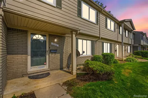 26066 Franklin Pointe Dr, Southfield, MI 48034