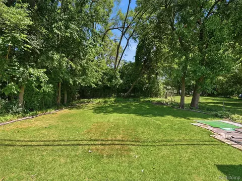 Exterior - 305 Renshaw Ave, Clawson, MI 48017 photo 4 of 17
