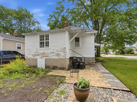 Exterior - 305 Renshaw Ave, Clawson, MI 48017 photo 11 of 17
