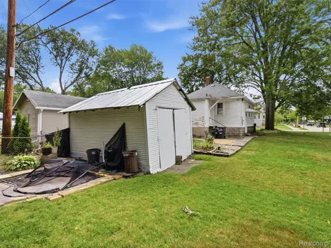 Exterior - 305 Renshaw Ave, Clawson, MI 48017 photo 12 of 17