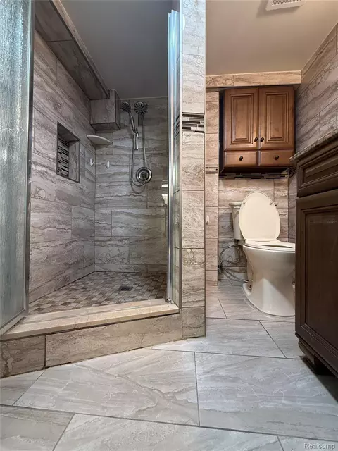 Bath - 6532 Jonathon St, Dearborn, MI 48126 photo 6 of 6