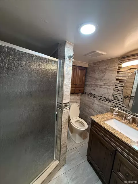 Bath - 6532 Jonathon St, Dearborn, MI 48126 photo 3 of 6