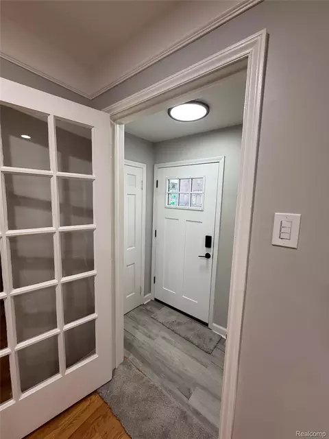 Entry Way - 6532 Jonathon St, Dearborn, MI 48126 photo 2 of 3