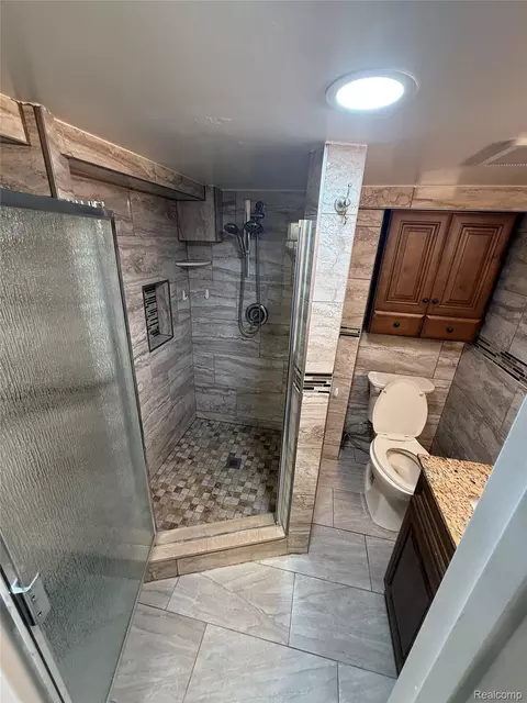 Bath - 6532 Jonathon St, Dearborn, MI 48126 photo 5 of 6